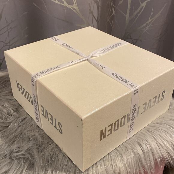 BNWT STEVE MADDEN Winter Scarf and Pom Pom Hat Gift Box Set
